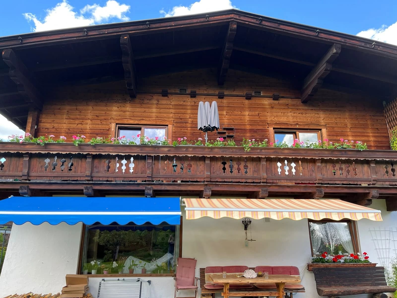 Nahaufnahme des ursprünglichen Holzbalkons und der Terrasse